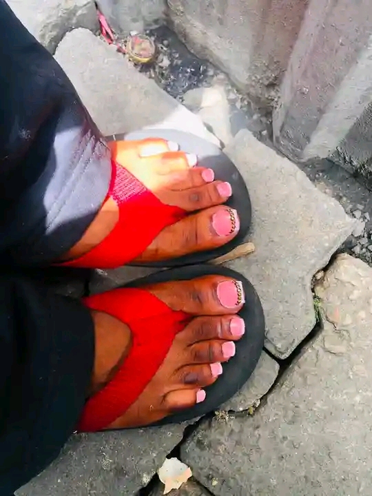 Hellen Mwansa Nails Logo