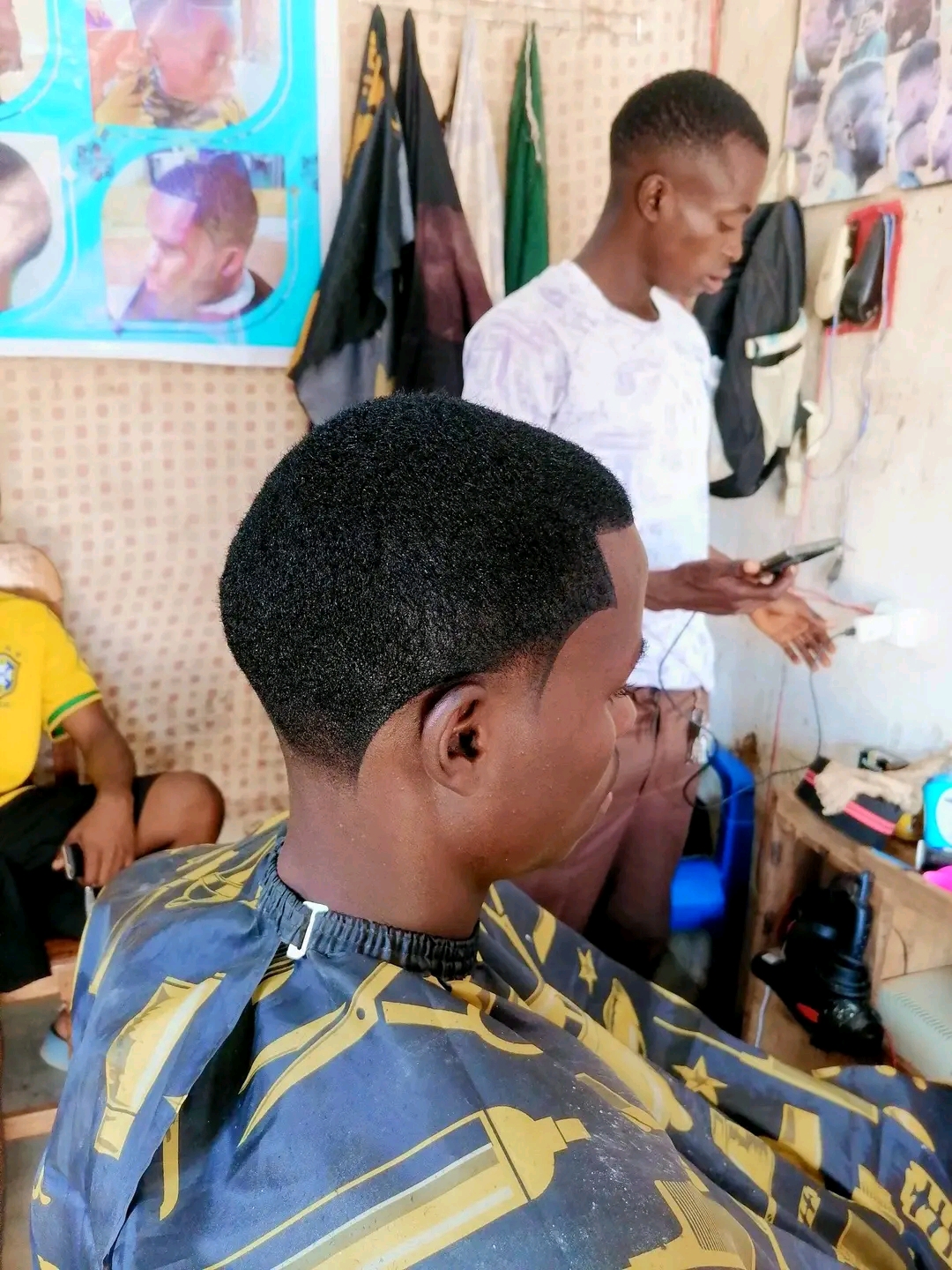 Kelly's barber shop Logo