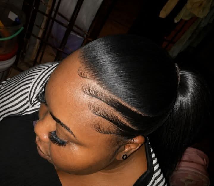 Lulu hair saloon Logo