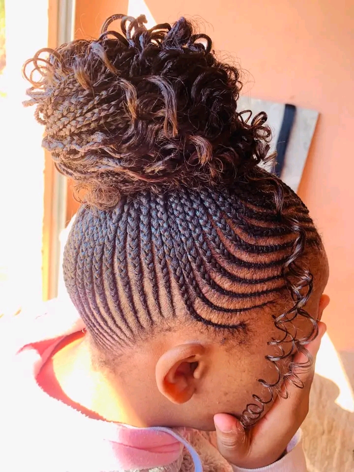 Chris hair saloon Logo