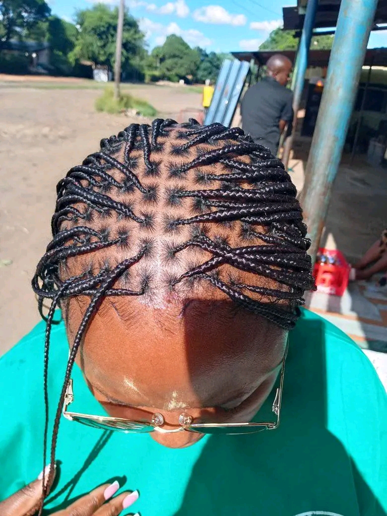 Damaless hair saloon Logo
