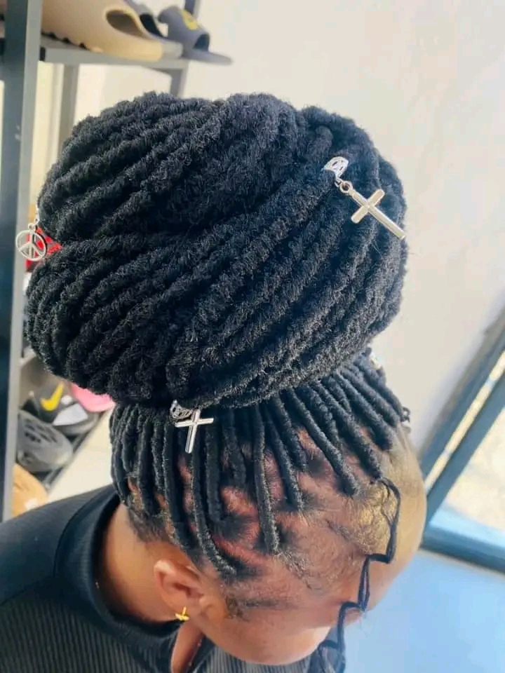 Lubuto 's hair saloon Logo