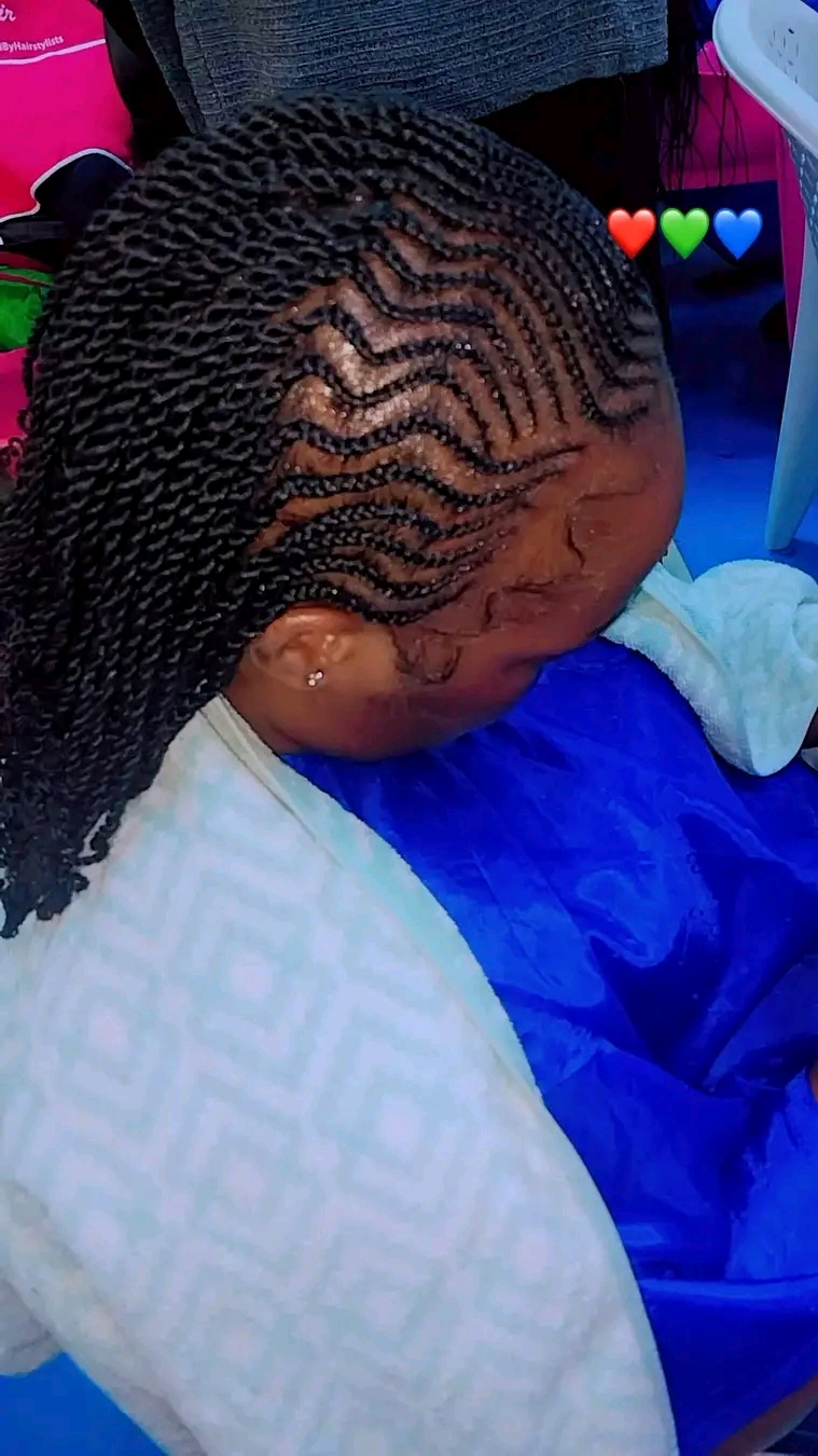 Lucy's hair salon Logo
