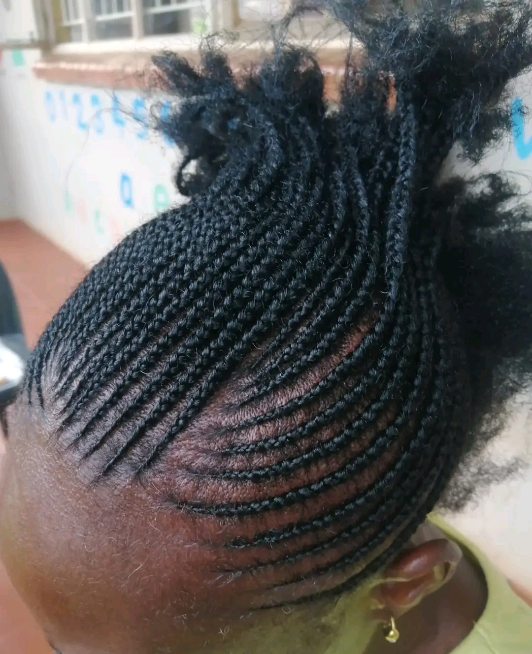 Lydia 's hair saloon Logo