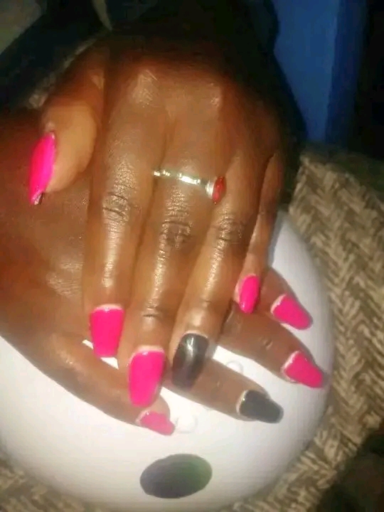 Mery Nails Logo