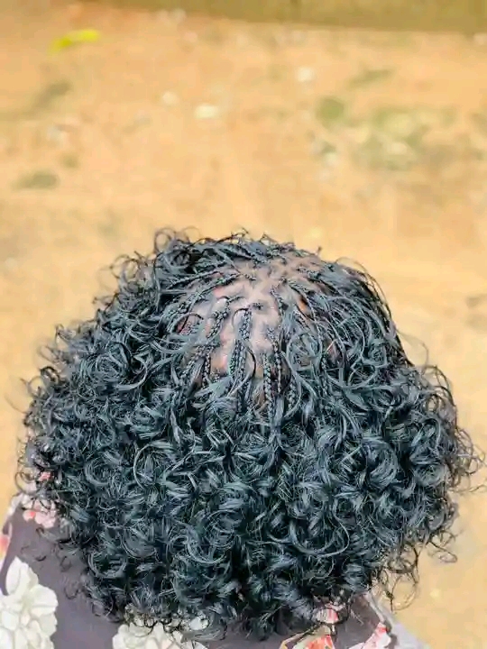Nachu's hair salon Logo