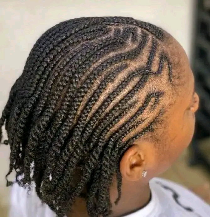 Shom's Hair Saloon Logo